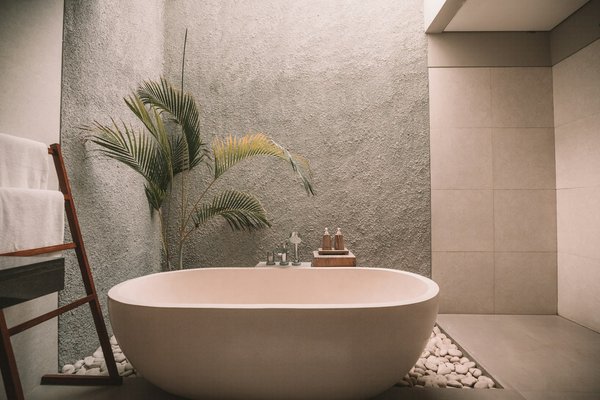 Comment aménager une salle de bain pour une personne à mobilité réduite tout en gardant un style moderne ?